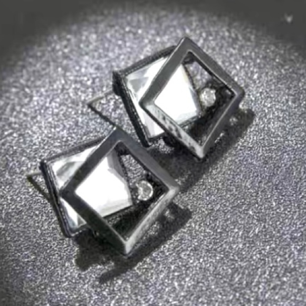 ❣️$25/3❣️ 3D Black Square Shining Stud Earrings - Picture 7 of 10